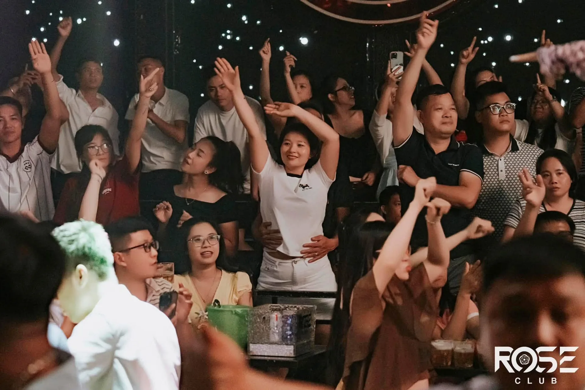 Nhóm bạn nhảy theo nhạc dưới trần sao tại Rose Club