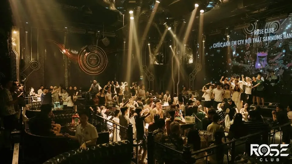 Toàn cảnh phòng Rose Club với lời chúc của đoàn chạy trên màn LED
