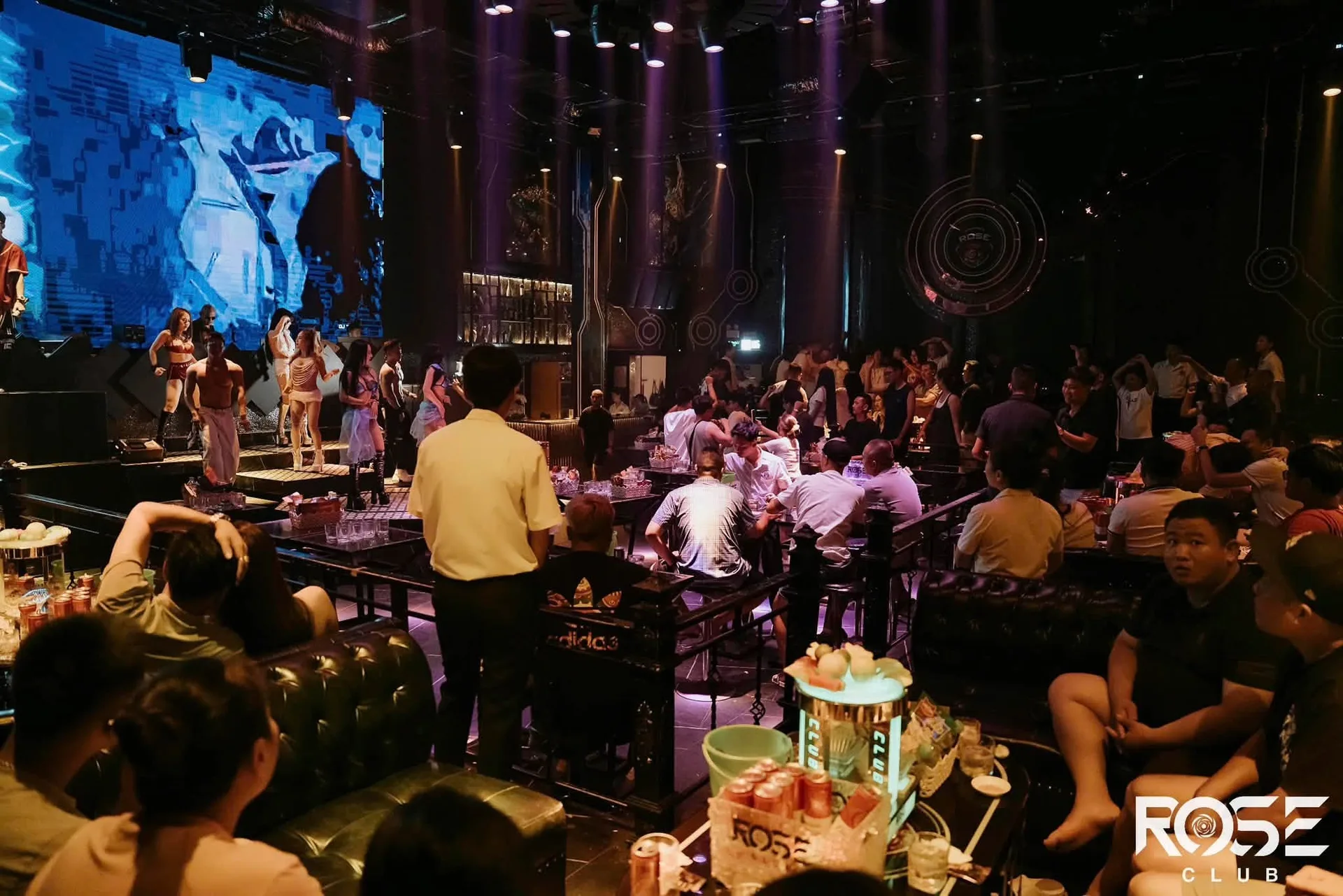 Vũ đoàn biểu diễn trên sân khấu trước màn LED tại Rose Club
