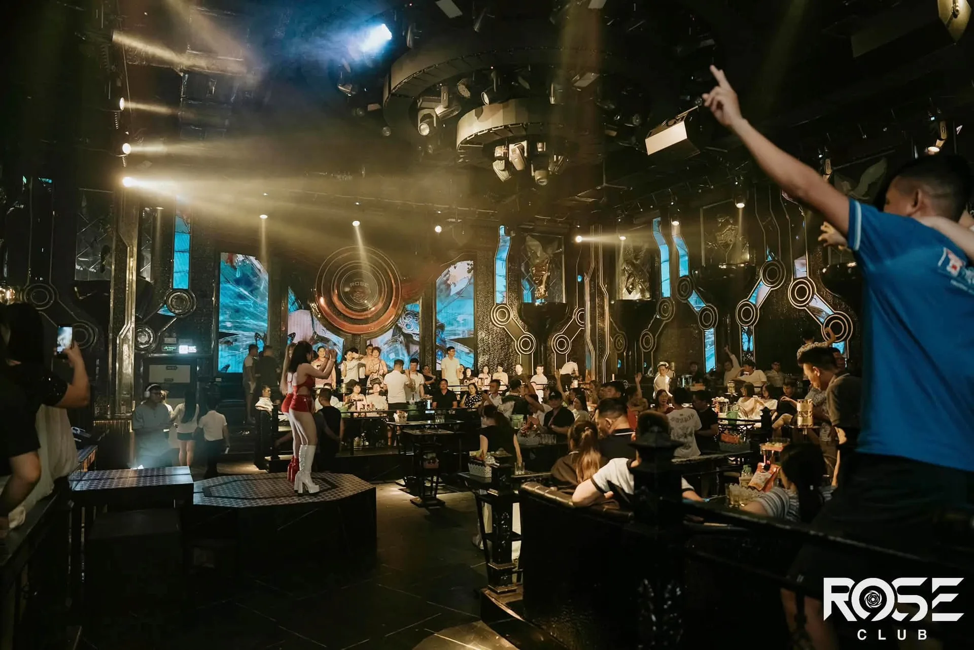 Tiết mục múa trên bục sân khấu dưới dàn đèn quét tại Rose Club
