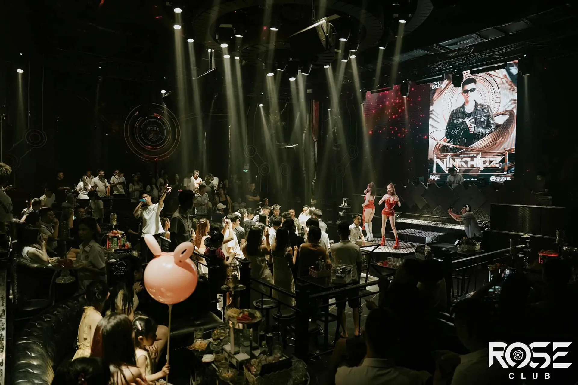 Hai nghệ sĩ múa trên sân khấu cạnh màn LED tại Rose Club Cát Bà