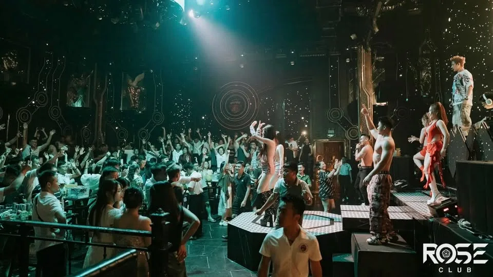 Vũ đoàn và MC khuấy động sàn tại Rose Club